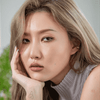 Hwasa (MAMAMOO)